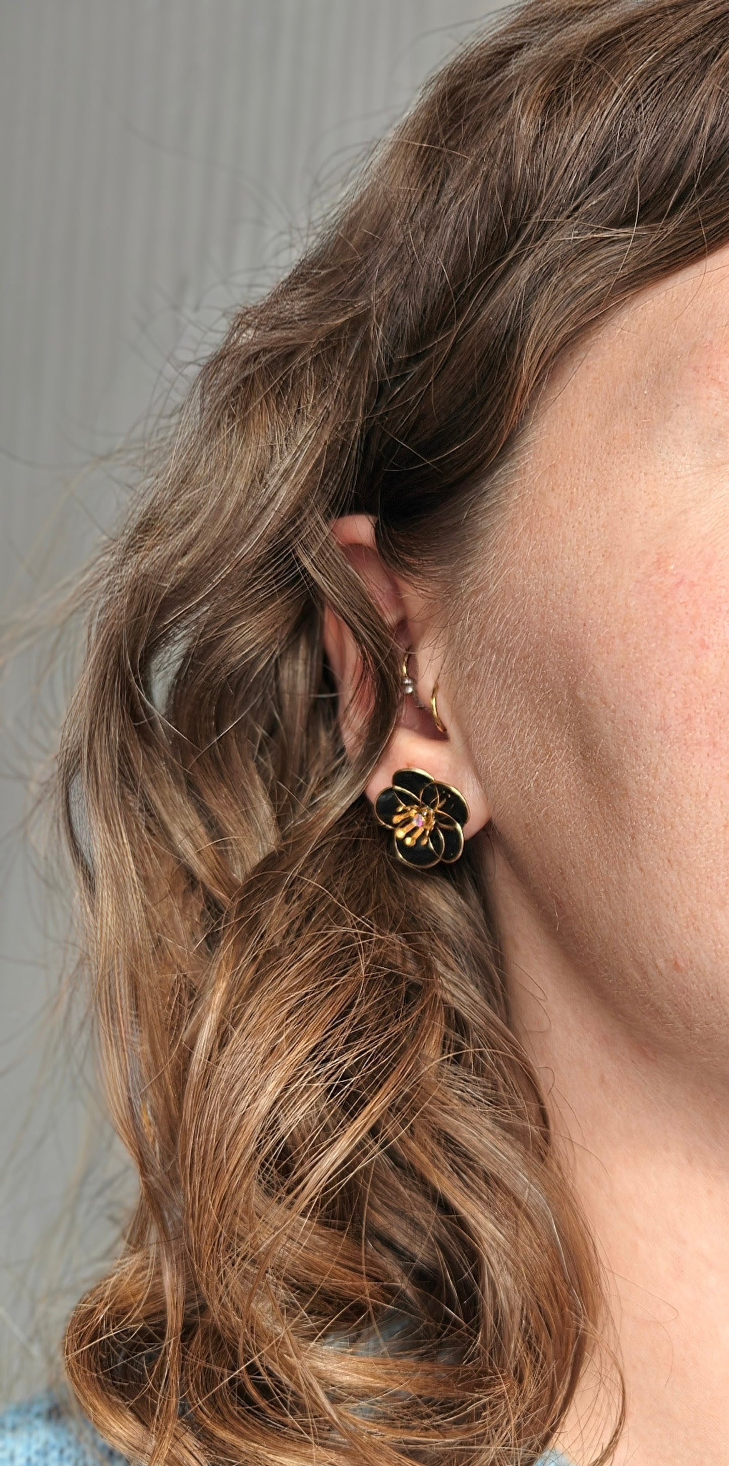 Vesta kukkanappikorvakorun sovituskuva