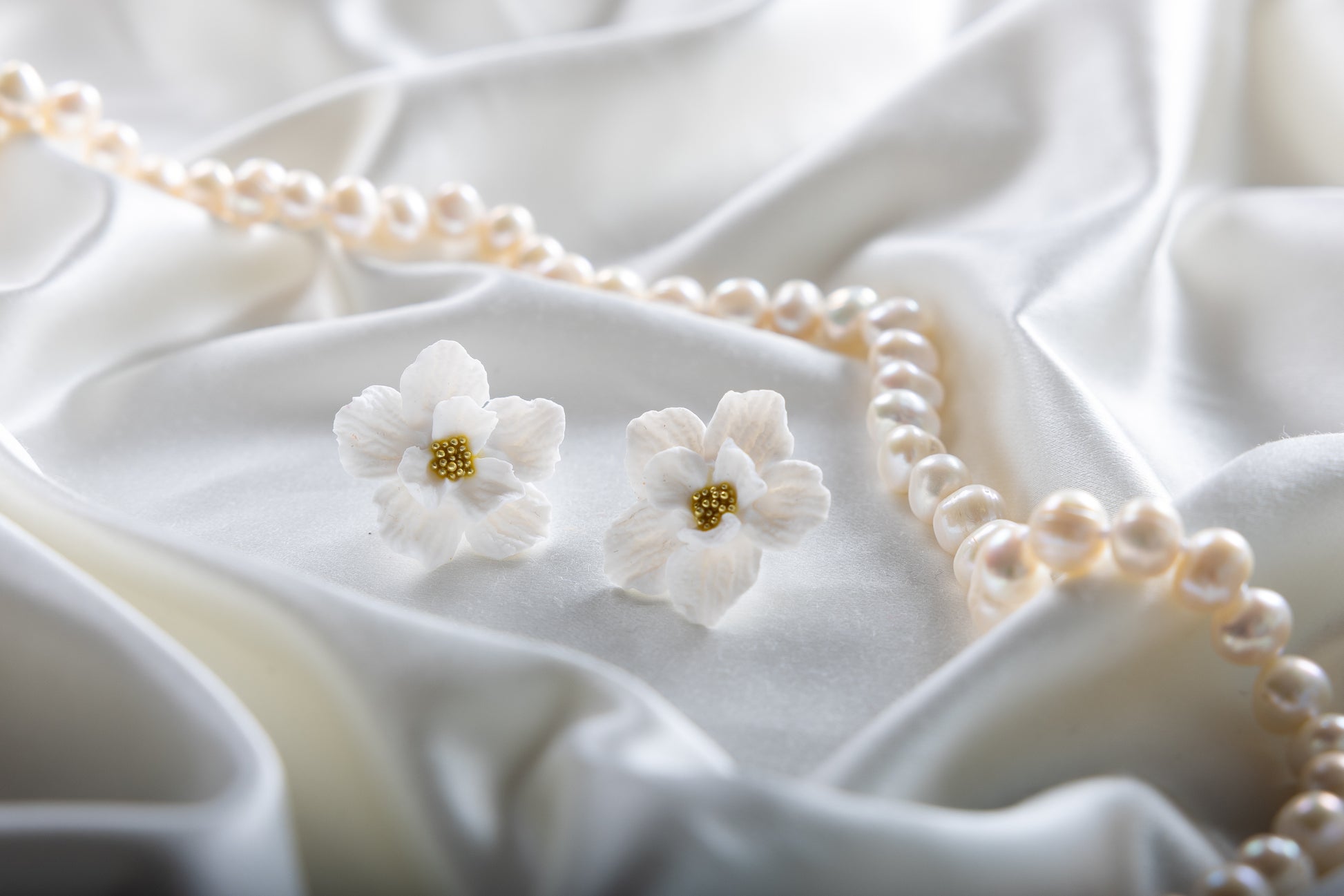 Kotimainen Bloom valkoinen kukkanappi korvakoru