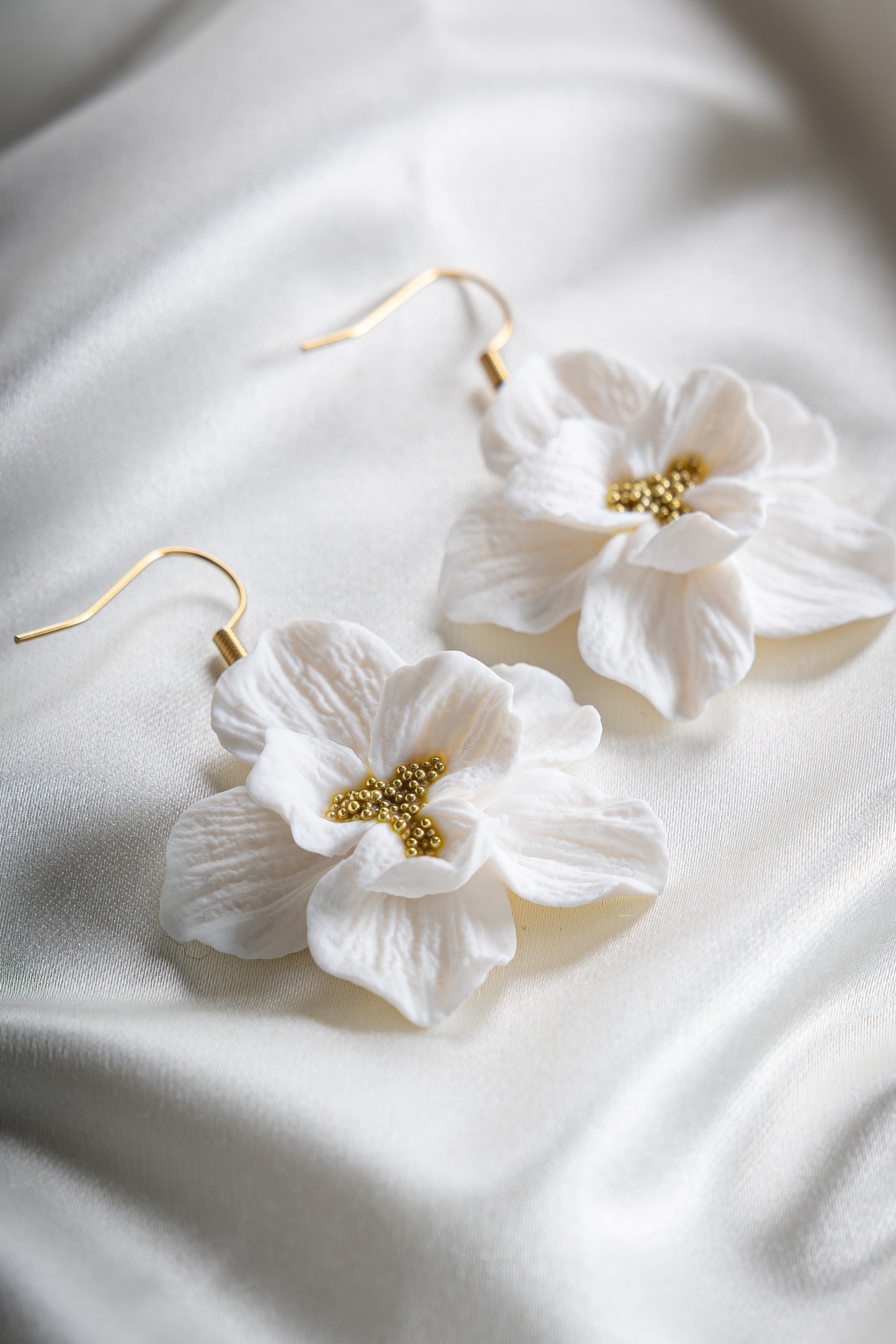 Kotimaiset Blossom kukkakorvakorut valkoinen