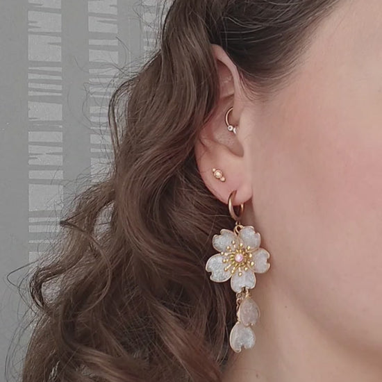 Cherry Blossom kimaltava valkoinen-kulta sovitus video