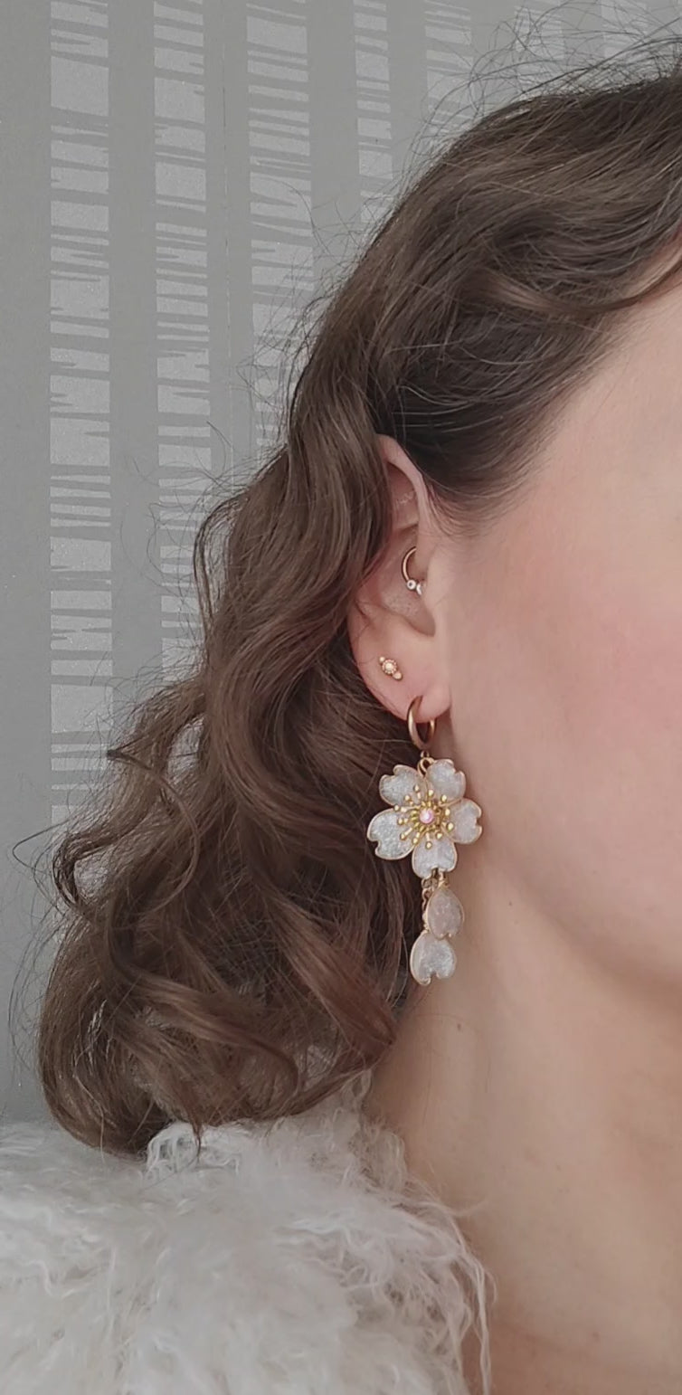 Cherry Blossom kimaltava valkoinen-kulta sovitus video
